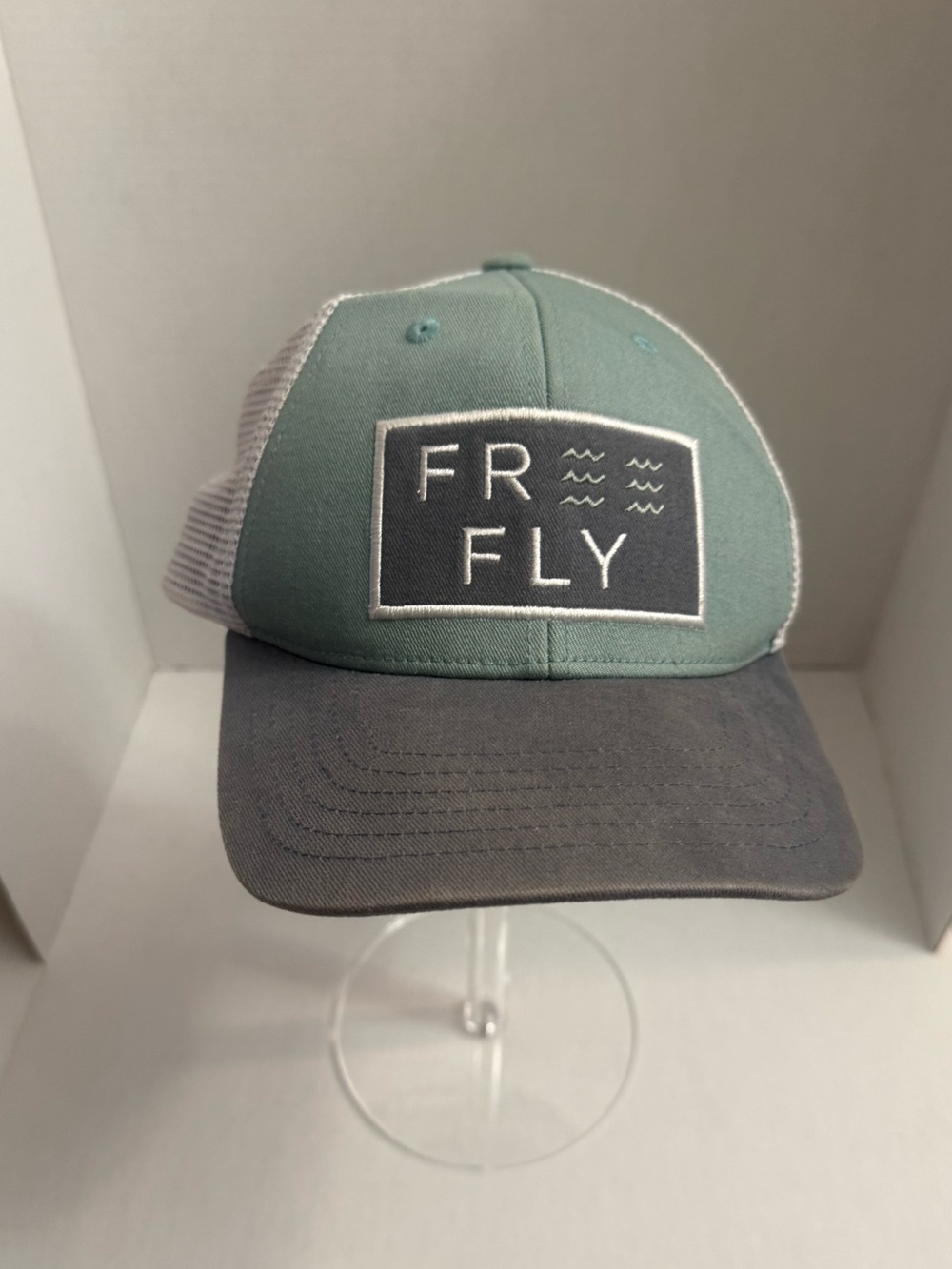 FREE FLY WAVE TRUCKER HAT GREEN WHITE MESH SNAPBBACK